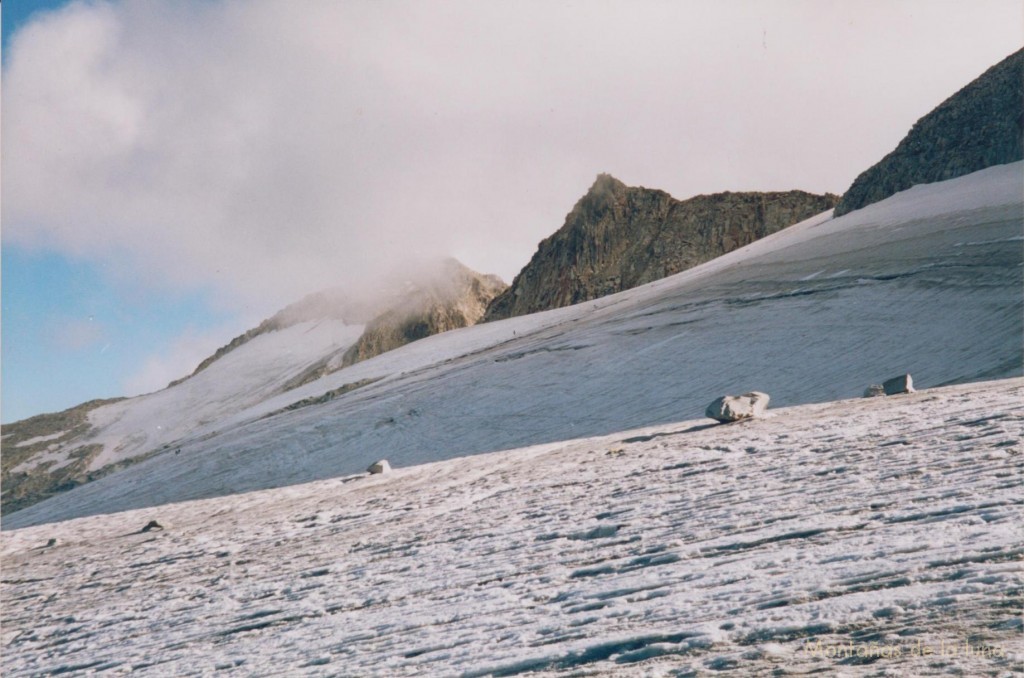 Glaciar del Aneto con el Aneto cubierto y el Pico de Coronas a su derecha